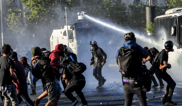 Carabineros se enfrentaron a los manifestantes en el centro de Santiago. Foto: AFP
