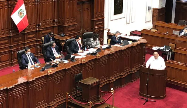 Ministro Fernando Castañeda explicando ante el Pleno el pedido de facultades del Ejecutivo en materia penitenciaria. Foto: Minjus.