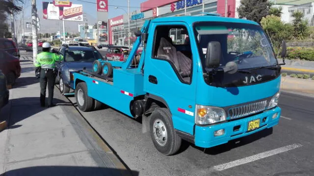 Arequipa: Grúa hace chocar a camioneta que remolcaba hacia el depósito