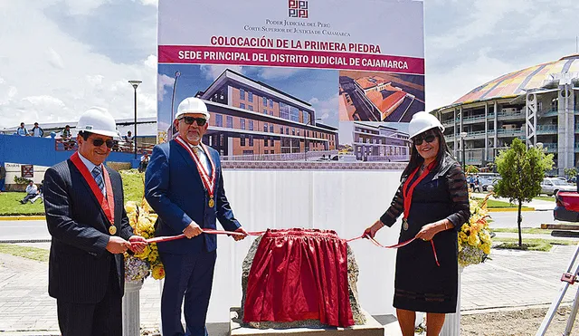 Primera piedra. Vocal Héctor Lama junto a Edith Alvarado y Gustavo Álvarez en terreno de nuevo local para Corte de Cajamarca.