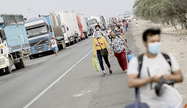 Pasos perdidos. Cientos de pasajeros caminaron ante el bloqueo del paso en la
Panamericana Norte durante dos horas por el paro. Foto: Jorge Cerdán/La República