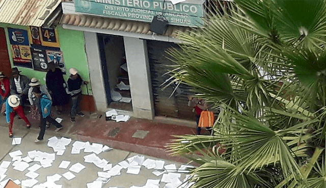 Áncash: Pobladores atacan fiscalía y queman documentos