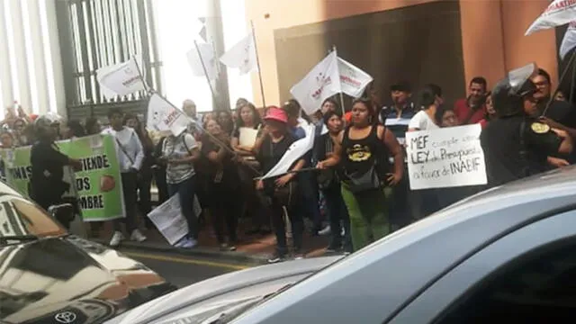 Trabajadores del Inabif protestan para exigir mejores salarios