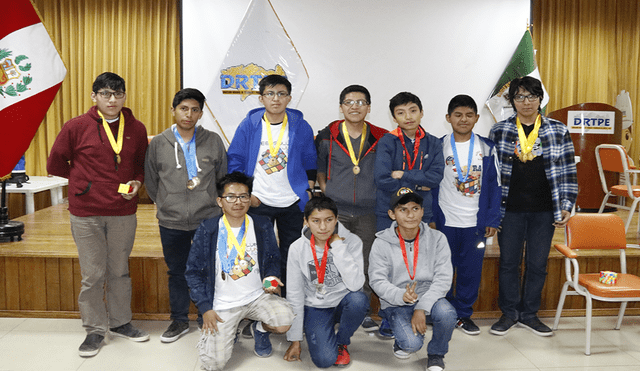 Premian con medallas a los primeros lugares en “II Campeonato de Rubik 2018”