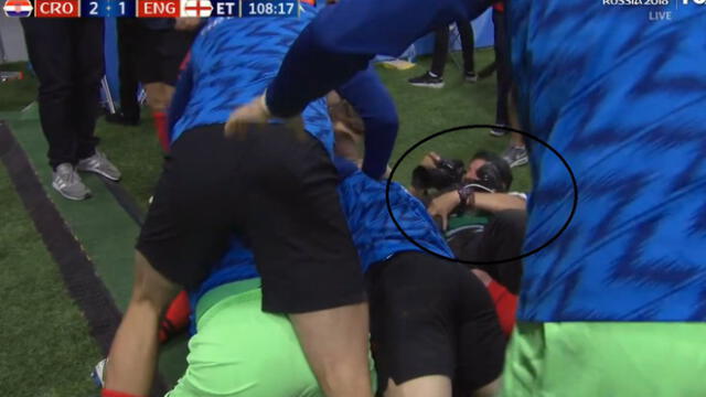 Fotógrafo fue aplastado por croatas tras gol, pero siguió haciendo su trabajo [VIDEO]