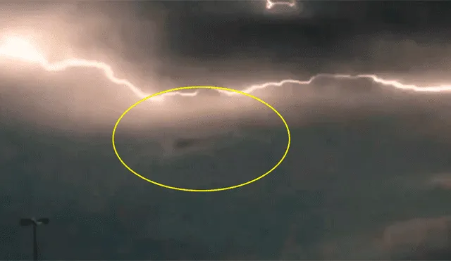 YouTube viral: graban a 'OVNI' de forma triangular atrapado en una tormenta eléctrica [VIDEO]