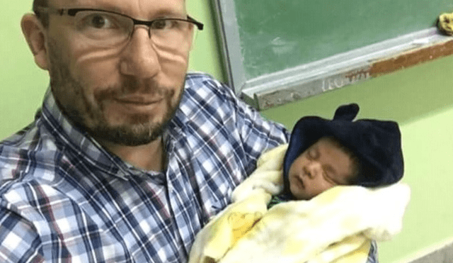 Facebook: la tierna razón por la que un profesor cargó al bebé de su alumna 