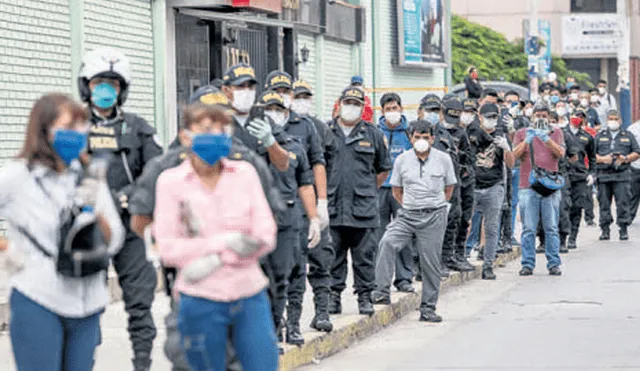 Ya van 217 casos positivos. Al menos 80 mil policías que realizan patrullaje en las calles ya han sido sometidos a pruebas. Foto: Aldair Mejía.