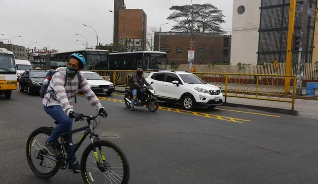 Autos circulan por ciclovía especial para ciclistas. Créditos: Félix Contreras / La República.