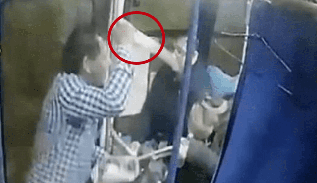 YouTube: ladrón asalta autobús y amenaza a mujer con enorme cuchillo carnicero [VIDEO]