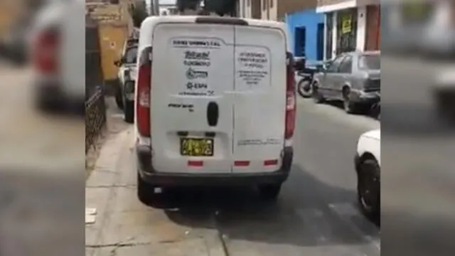 #YoDenuncio: vehículos utilizan vereda como estacionamiento en Surco [VIDEO]