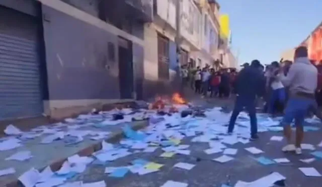 Ayacucho. turba quemó edificio de la fiscalía por liberación de sospechosos. Foto captura Media TV.
