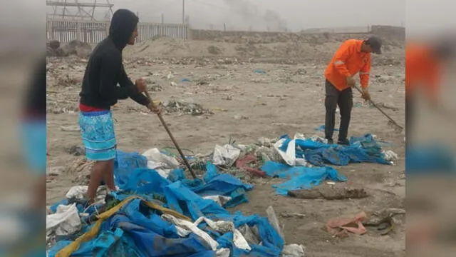 Niños ayudan a limpiar playa contaminada de Ventanilla [FOTOS]