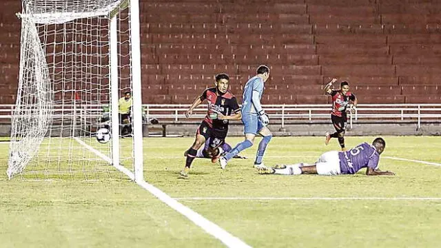Celebran. Arias marcó el segundo gol para rojinegros.