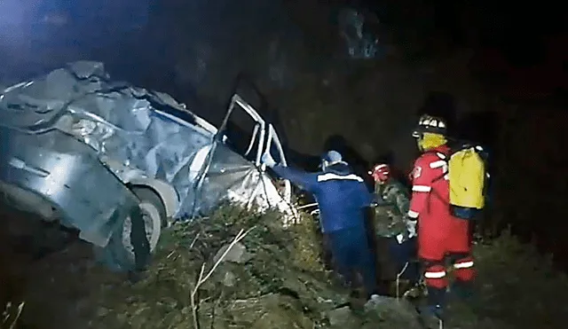 Aparatoso. Las miniván donde se desplazaban los 8 miembros de la familia cayó a un abismo de unos 200 metros. Foto: difusión