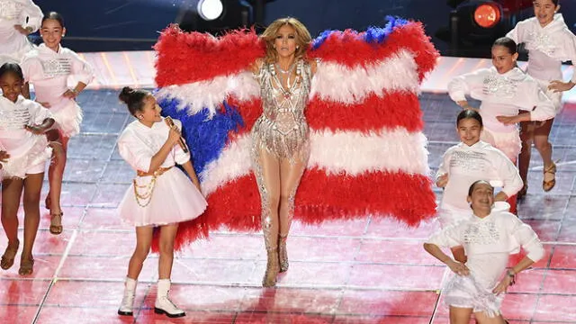 Jennifer Lopez utiliza bandera que sería de plumas animales y recibe críticas de organización. (Foto: AFP)