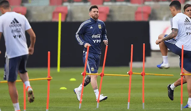 Un hincha en estado de ebriedad asegura que habló con Lionel Messi por Facebook y "muestra" pruebas.