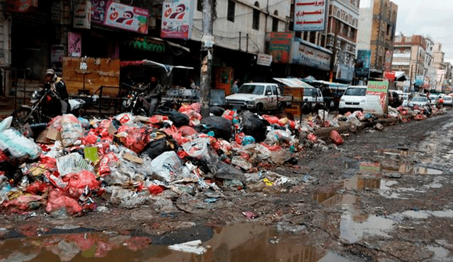 Yemen: ciudadanos comen y visten de la basura tras crisis económica  