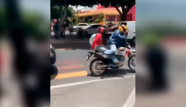 Vía YouTube. Joven motociclista trató de escapar de policía junto con su acompañante, pero su huida no salió como lo esperaba