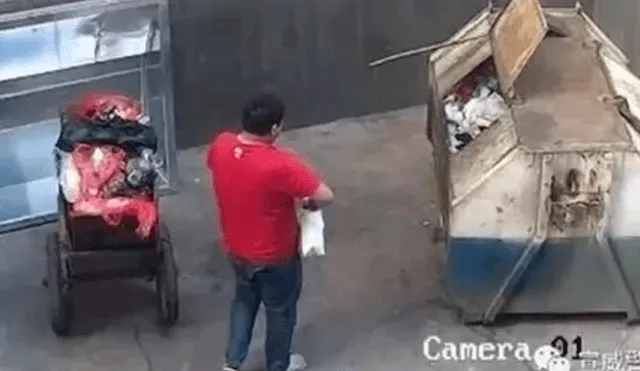 Youtube: graban a sujeto abandonando a su bebé en la basura [VIDEO]