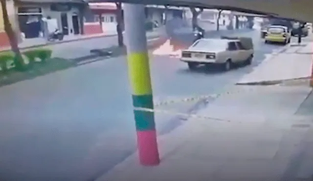 Hombre termina envuelto en llamas cuando intentaba apagar incendio de su auto [VIDEO]