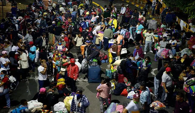 Decenas de migrantes venezolanos el 13 de mayo pasado mientras esperaban en Colombia el transporte que luego los llevó a la frontera con Venezuela. Foto: EFE