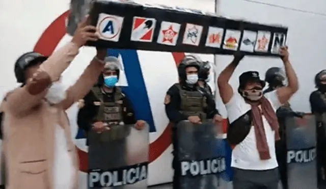 Llevaron ataúd con símbolos de partidos políticos. Foto: Captura de vídeo