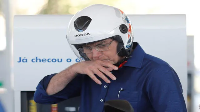 Brazilian President Jair Bolsonaro is pictured after going out for a ride and having his motorcycle's engine overhaul after he announced he tested negative for COVID-19 more than two weeks after being diagnosed, in Brasilia, on July 25, 2020, during the novel coronavirus pandemic. (Photo by Sergio Lima / AFP)