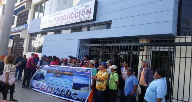 Pinteros protestan en Chimbote contra la pesca exploratoria de calamar con boliche