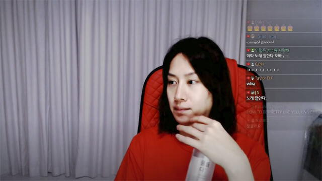 Desliza para ver más fotos de Kim Heechul de SUPER JUNIOR.