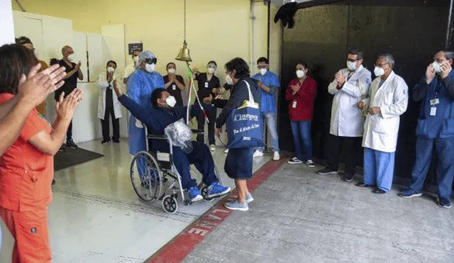 Personal médico celebra la salida de pacientes que vencieron al COVID-19 en el Autódromo Hermanos Rodríguez. Foto: IMSS