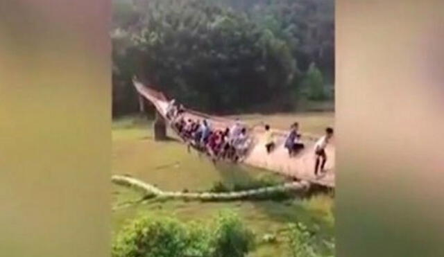 YouTube: momentos de pánico vivieron un grupo de personas al intentar pasar por un puente colgante [VIDEO]