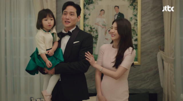 Lee Ro Eun hace de la pequeña hija de Lee Tae Oh (Park Hae Joon) y Yeo Da Kyung (Han So Hee) en The World of the Married.