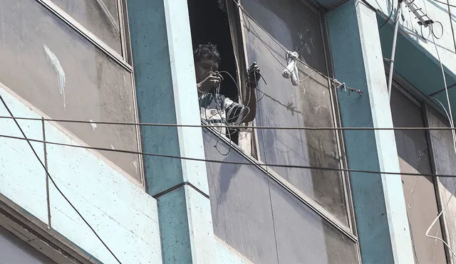 Damnificados ingresan por la fuerza a edificio afectado por incendio [VIDEO]