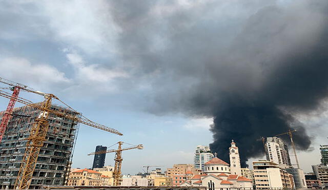 Espesas columnas de humo negro eran visibles desde varios barrios de la ciudad. Foto: AFP
