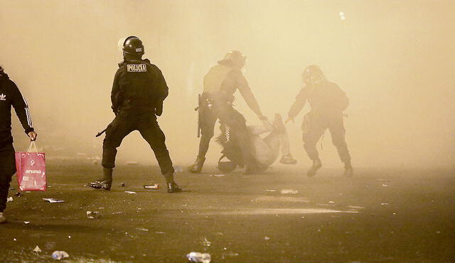 Detenidos. La policía utilizó lacrimógenas y perdigones para reprimir la movilización social. Foto: Jorge Cerdán/La República