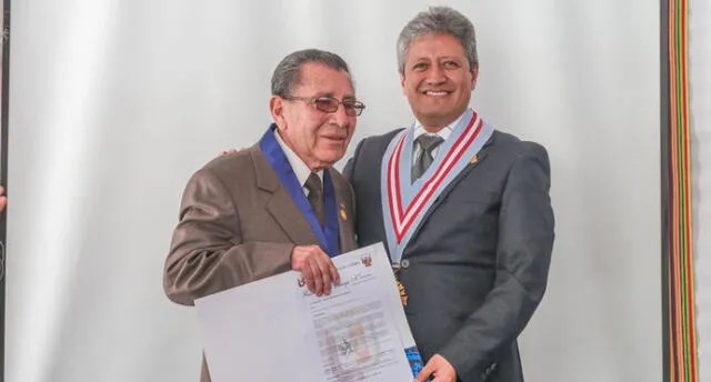 Escritor Luzmán Salas Salas recibe homenaje en Feria del Libro de Cajamarca 