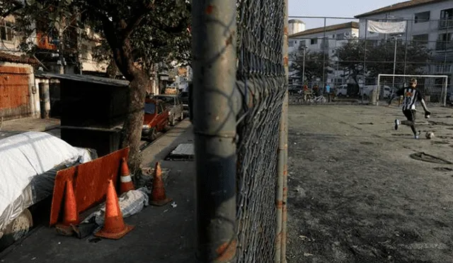 Un hombre que presuntamente murió por coronavirus permaneció 30 horas sobre una calle de Río de Janeiro.