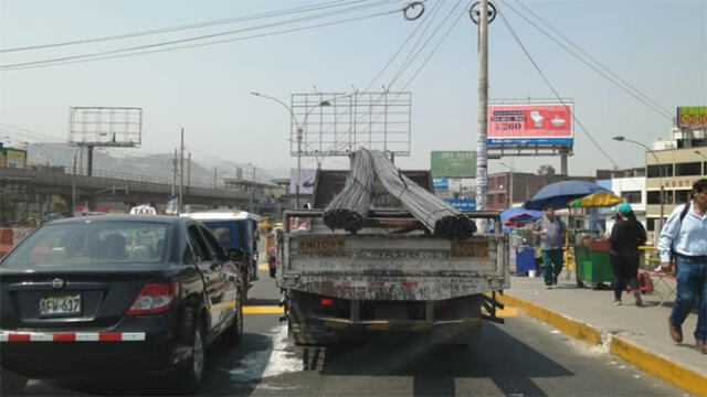 SJM: camión traslada fierros de construcción de manera inadecuada