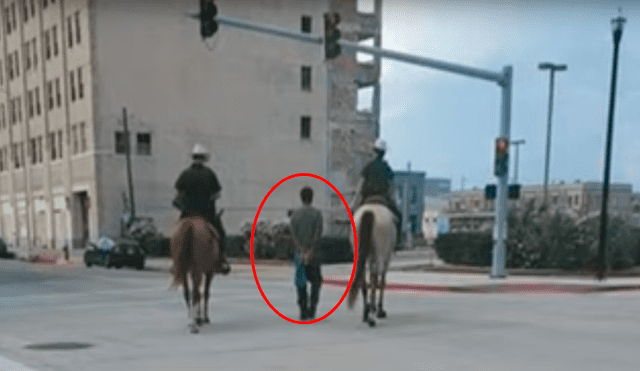 Estados Unidos: afroamericano es atado a una cuerda y llevado a pie por oficiales en caballo [FOTOS]