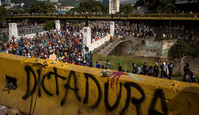 Llaman a militares a que le pidan elecciones a Maduro