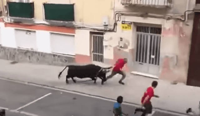 Toro da espeluznante cornada a un hombre durante festividad en España [VIDEO]