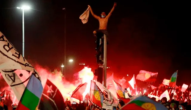 Miles de personas se congregan en Plaza Italia tras los resultados del plebiscito. Foto: EFE