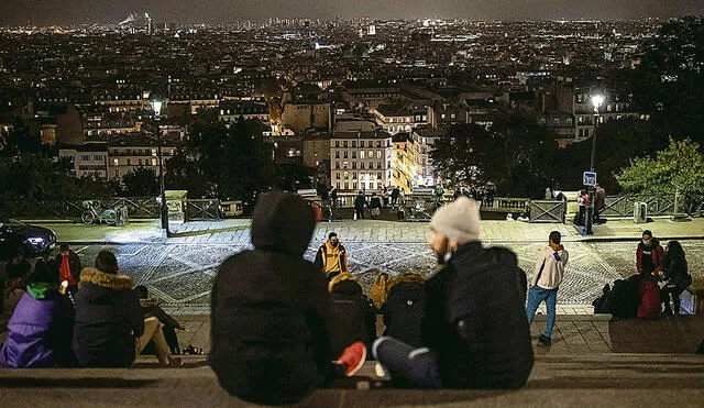 Cerrado. El inicio de la medida a las 00.00 de este sábado se vivió con mucha
tranquilidad y parsimonia en el centro de la capital, donde abundan los lugares de
ocio nocturno. Los bares cerraron desde las 10 p.m. Foto: EFE