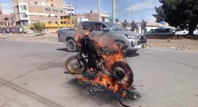 Puno. Motocicleta que al parecer era utilizada por los delincuentes fue reducida a cenizas. Foto: Difusión