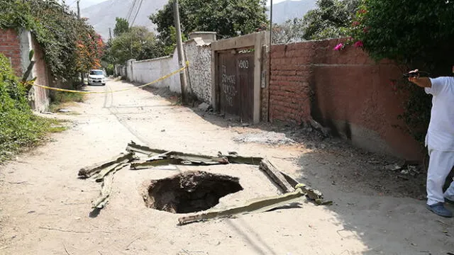 Chosica: personas en riesgo de muerte por enorme forado en medio de la pista [FOTOS Y VIDEOS]