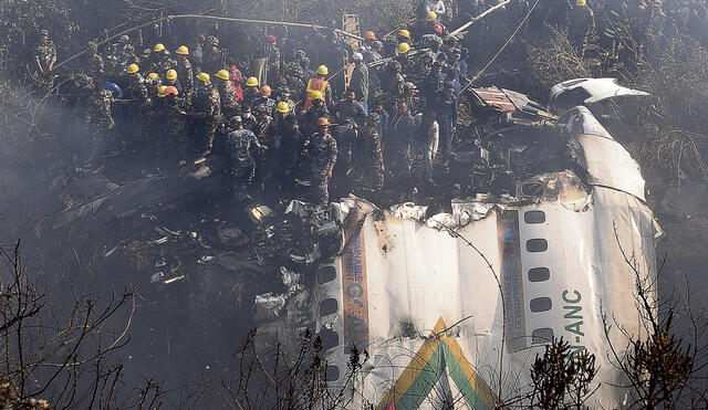 Tragedia anunciada. El aeropuerto de Katmandú volvió a ser escenario de una tragedia aérea. Los rescatistas siguen buscando víctimas entre los escombros. Foto: EFE