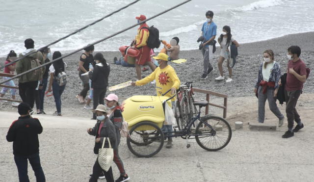 Entre adultos y menores de edad, decenas acudieron a playas, pero algunos sin tomar las precauciones del caso. Foto: Jhon Reyes / La República