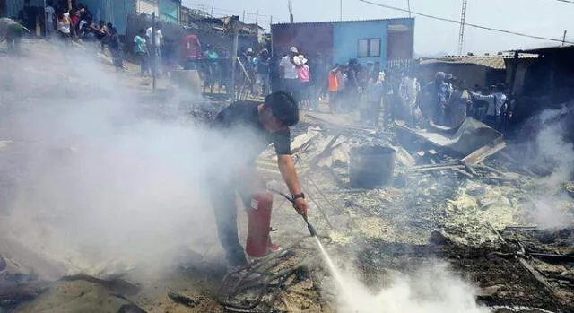 Incendio deja en escombros a 21 ranchos en invasión de Nuevo Chimbote 