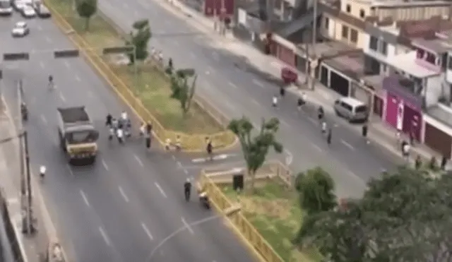 La Victoria: Barristas de Alianza Lima y Universitario se enfrentaron en plena Av. Canadá [VIDEO]